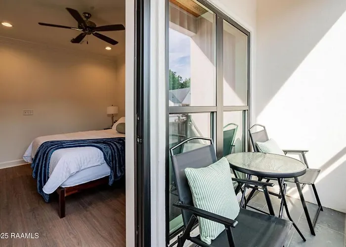 Modern 3br 2 And A Half Ba Townhome, Heart Of Town