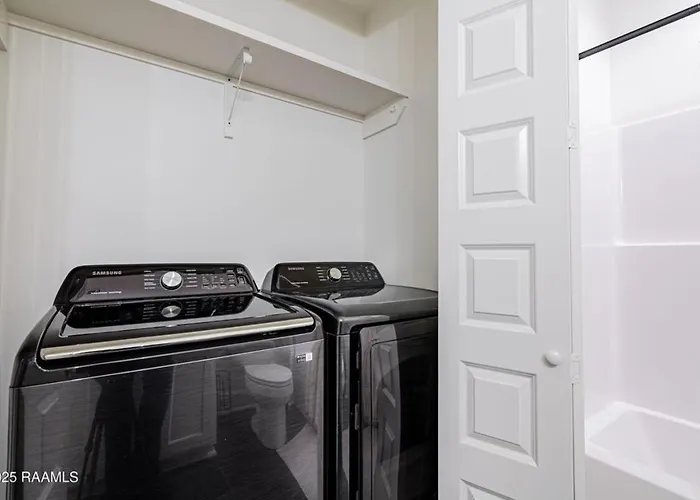 Modern 3br 2 And A Half Ba Townhome, Heart Of Town Holiday home
