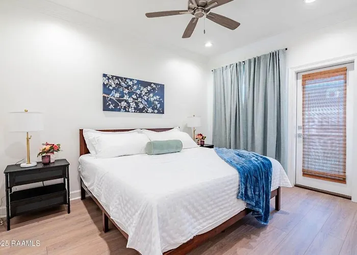 Holiday home Modern 3br 2 And A Half Ba Townhome, Heart Of Town *