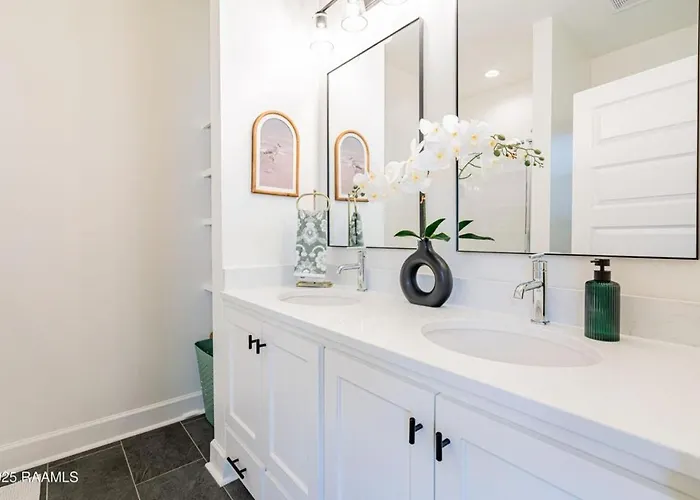 Modern 3br 2 And A Half Ba Townhome, Heart Of Town Holiday home Lafayette