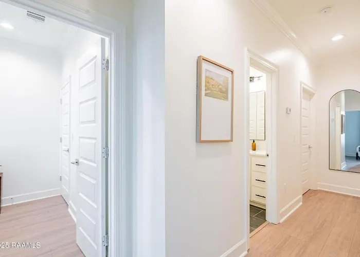 Modern 3br 2 And A Half Ba Townhome, Heart Of Town Holiday home