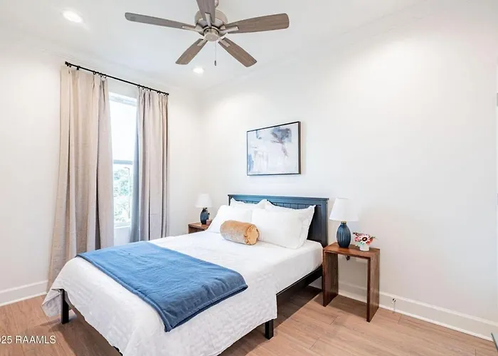 Modern 3br 2 And A Half Ba Townhome, Heart Of Town *