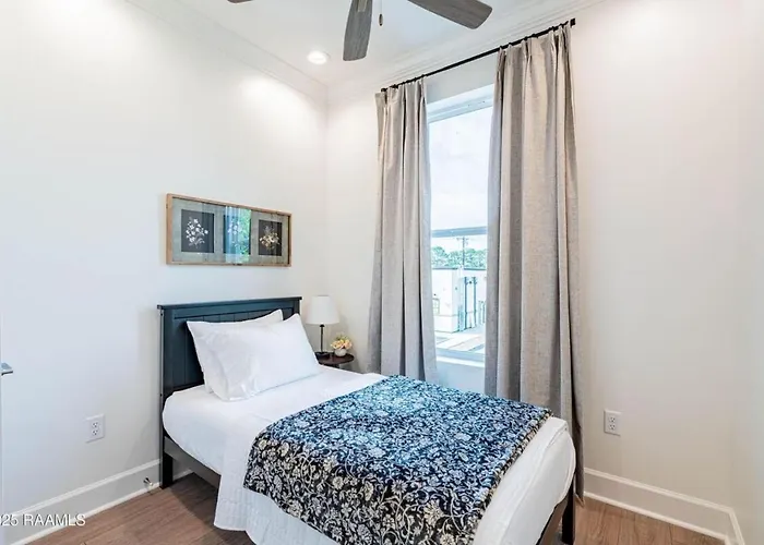 Modern 3br 2 And A Half Ba Townhome, Heart Of Town Holiday home