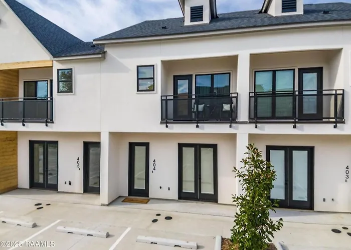 Holiday home Modern 3br 2 And A Half Ba Townhome, Heart Of Town