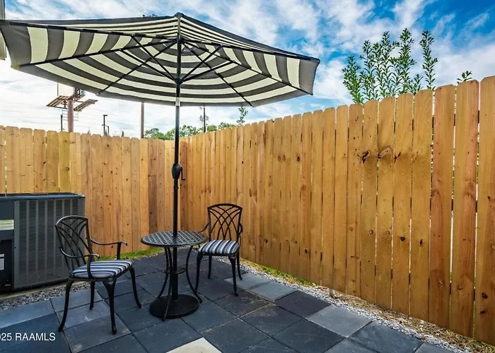 Modern 3br 2 And A Half Ba Townhome, Heart Of Town Holiday home Lafayette