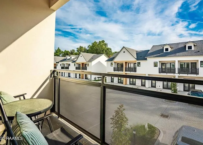 Holiday home Modern 3br 2 And A Half Ba Townhome, Heart Of Town *