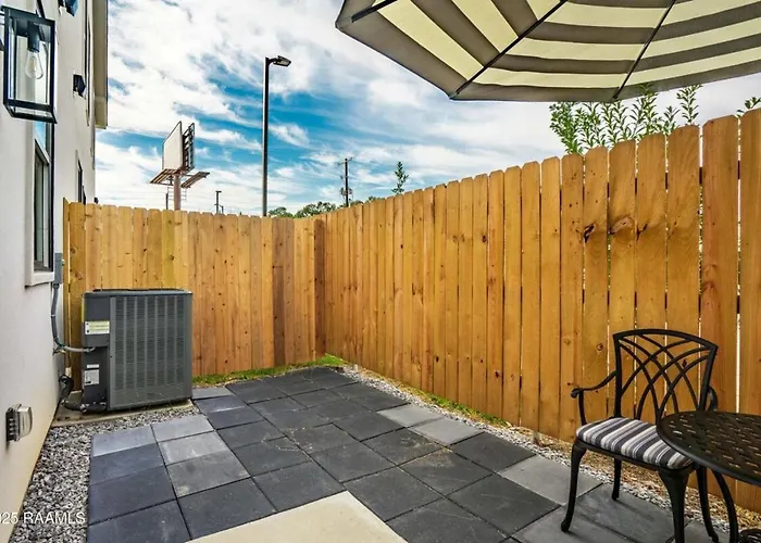 Modern 3br 2 And A Half Ba Townhome, Heart Of Town Holiday home